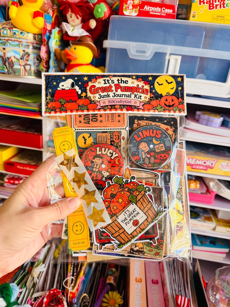 Puede incluir: Una bolsa de pl&aacute;stico transparente que contiene un kit de diario basura It's the Great Pumpkin. El kit incluye ef&iacute;meros de papel, un bot&oacute;n de Lucy, un bot&oacute;n de Linus, boletos amarillos con caritas sonrientes, pegatinas de estrellas doradas y un recorte.