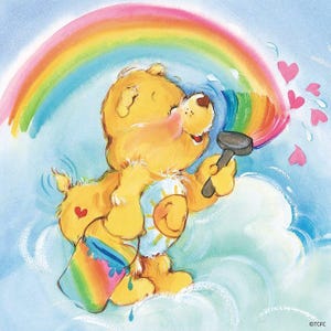 Puede incluir: Ilustraci&oacute;n de un oso amarillo pintando un arco&iacute;ris con un martillo sobre una nube. El oso lleva un emblema de sol y un cubo de pintura arco&iacute;ris. Corazones rosas flotan en el aire, y un arco&iacute;ris cruza el cielo.