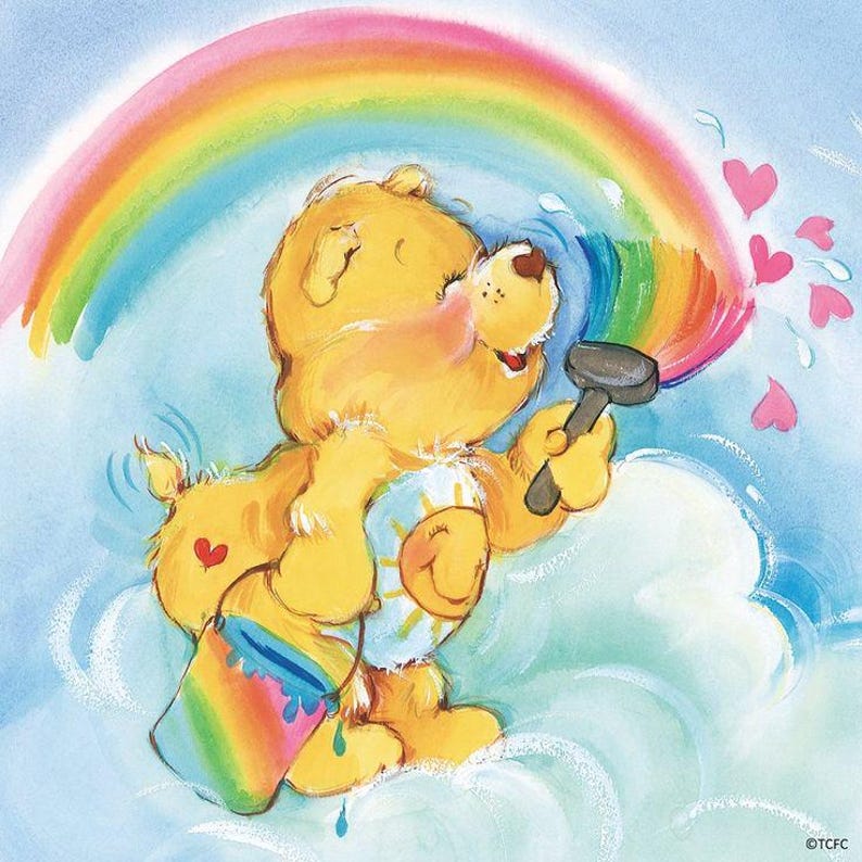 Puede incluir: Ilustraci&oacute;n de un oso amarillo pintando un arco&iacute;ris con un martillo sobre una nube. El oso lleva un emblema de sol y un cubo de pintura arco&iacute;ris. Corazones rosas flotan en el aire, y un arco&iacute;ris cruza el cielo.