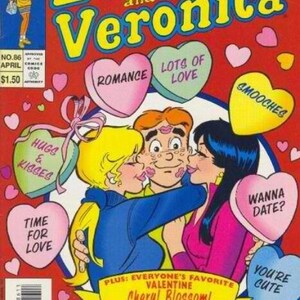 Pu&ograve; includere: Copertina del fumetto "Betty e Veronica" con il titolo in giallo e blu. L'immagine mostra Betty e Veronica che baciano Archie, circondate da caramelle a forma di cuore con frasi come "Romance" e "Wanna Date?"