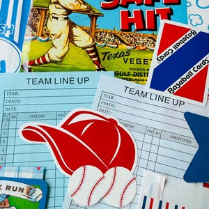 Op de afbeelding: Een verzameling honkbal-gerelateerde papieren voorwerpen, waaronder een vintage Safe Hit-advertentie, twee lichtblauwe teamopstellingsformulieren, een rode honkbalpetsticker met twee witte honkballen en een rood-wit-blauw honkbalkaartlabel.