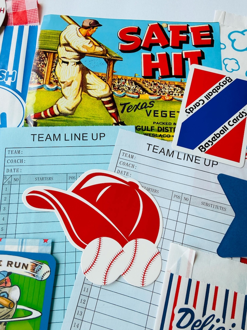 Op de afbeelding: Een verzameling honkbal-gerelateerde papieren voorwerpen, waaronder een vintage Safe Hit-advertentie, twee lichtblauwe teamopstellingsformulieren, een rode honkbalpetsticker met twee witte honkballen en een rood-wit-blauw honkbalkaartlabel.