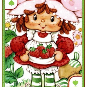 Pu&ograve; includere: Carta da gioco con un personaggio di fragola dei cartoni animati. Il personaggio indossa un vestito rosso, un grembiule bianco e un cappello rosa. La carta ha un bordo verde e mostra il numero otto, insieme ai semi di picche e cuori.
