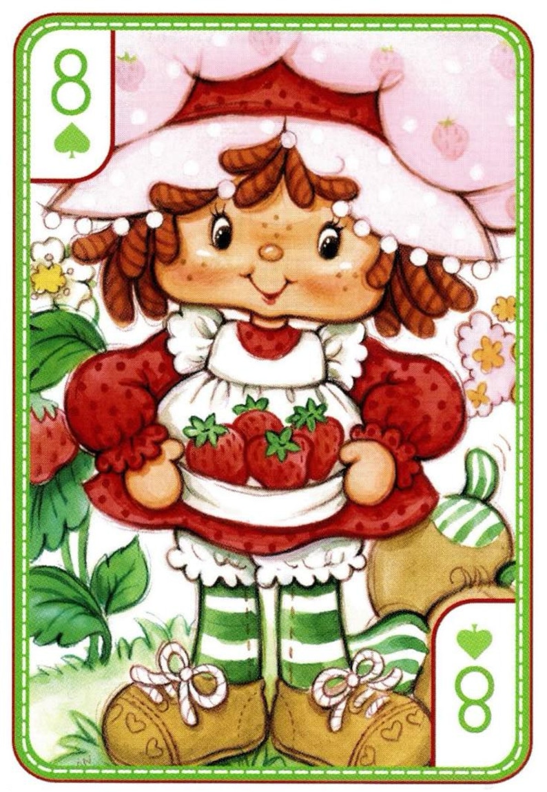 Pu&ograve; includere: Carta da gioco con un personaggio di fragola dei cartoni animati. Il personaggio indossa un vestito rosso, un grembiule bianco e un cappello rosa. La carta ha un bordo verde e mostra il numero otto, insieme ai semi di picche e cuori.