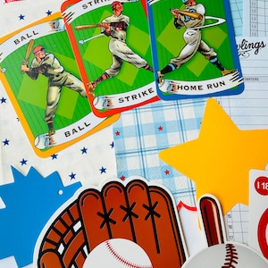 Op de afbeelding: Een verzameling papieren uitsparingen met een honkbalthema, waaronder drie rechthoekige kaarten met ge&iuml;llustreerde spelers met de tekst BALL, STRIKE en HOME RUN, een bruine honkbalhandschoen, twee witte honkballen en een gele ster.