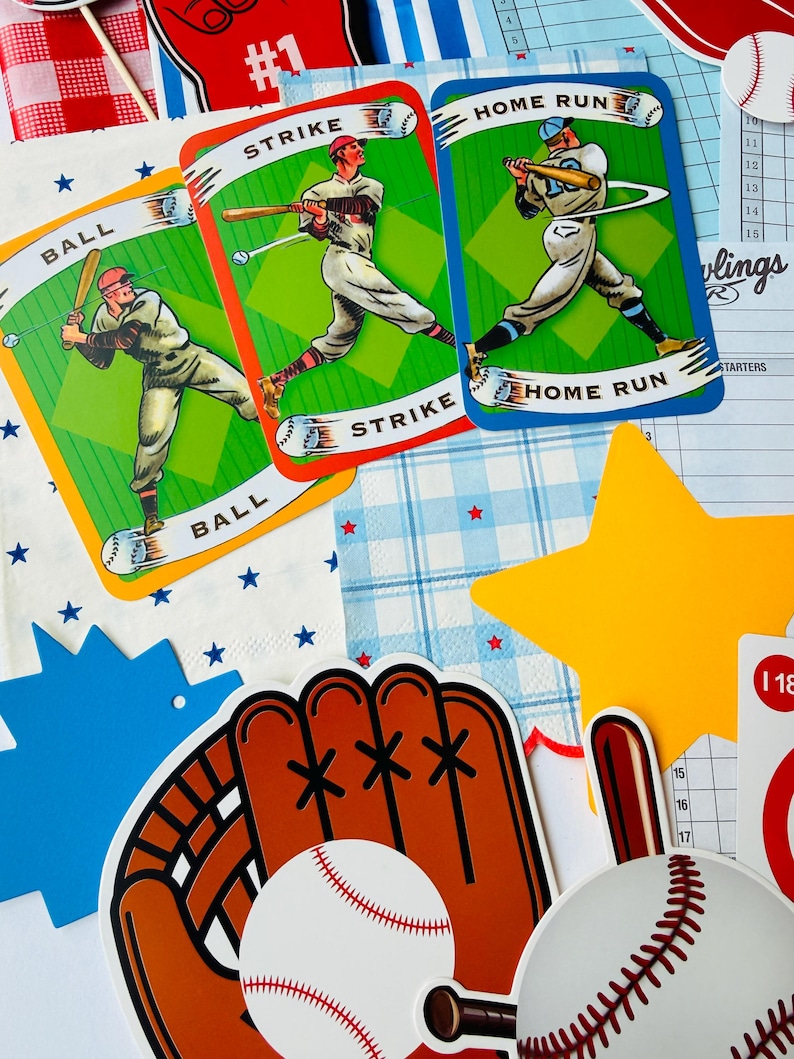 Op de afbeelding: Een verzameling papieren uitsparingen met een honkbalthema, waaronder drie rechthoekige kaarten met ge&iuml;llustreerde spelers met de tekst BALL, STRIKE en HOME RUN, een bruine honkbalhandschoen, twee witte honkballen en een gele ster.