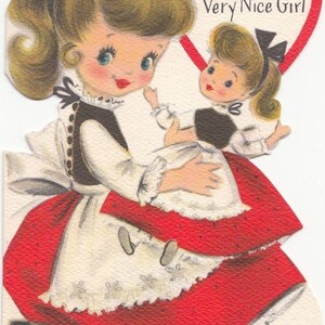 Pu&ograve; includere: Biglietto d'auguri vintage con un'illustrazione a cartoni animati di una ragazza che tiene in braccio una bambola. La ragazza indossa un vestito rosso, un grembiule bianco e un fiocco nero. &Egrave; incluso anche un cuore rosso con la scritta "FOR A Very Nice Girl".