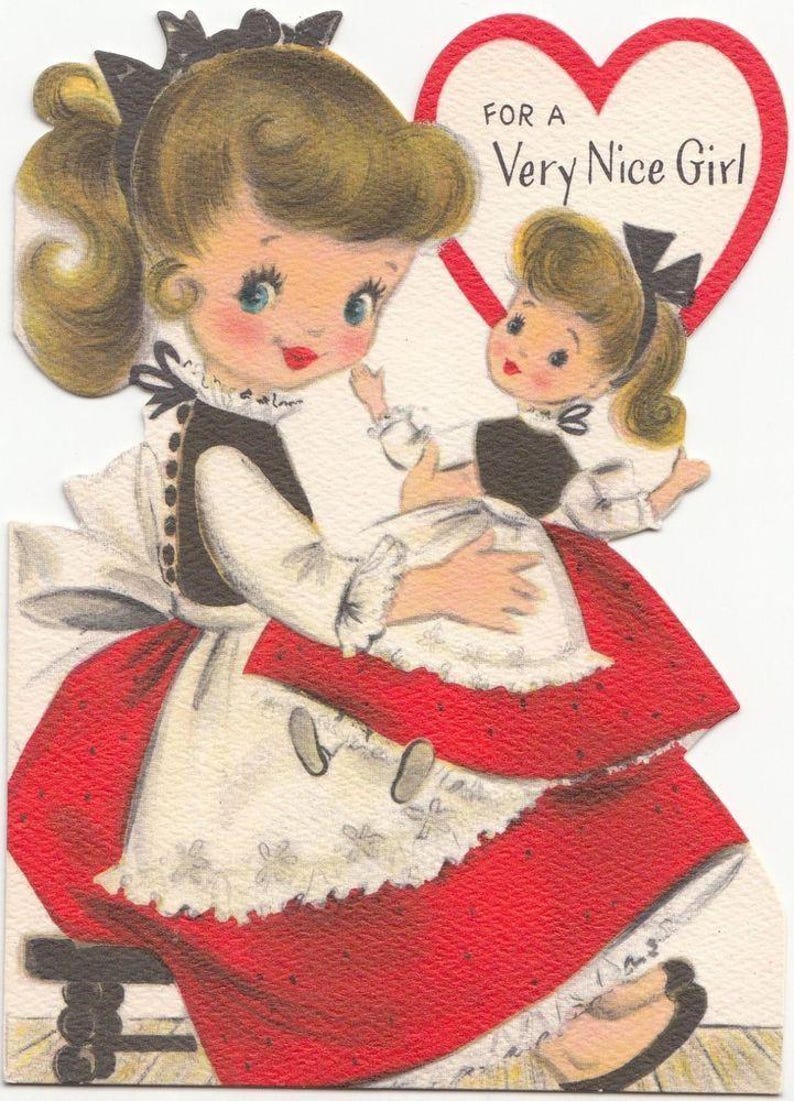 Pu&ograve; includere: Biglietto d'auguri vintage con un'illustrazione a cartoni animati di una ragazza che tiene in braccio una bambola. La ragazza indossa un vestito rosso, un grembiule bianco e un fiocco nero. &Egrave; incluso anche un cuore rosso con la scritta "FOR A Very Nice Girl".