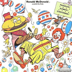 Puede incluir: Una portada de c&oacute;mic vintage de McDonaldland con Ronald McDonald y el Hamburglar. La portada del c&oacute;mic tiene globos coloridos, personajes de dibujos animados y el texto "Exciting Adventures in the 200 Year Trip."