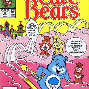 Może przedstawiać: Okładka komiksu Care Bears z niebieskim misiem zjeżdżającym na nartach po r&oacute;żowym stoku. Tytuł "Care Bears" jest dużymi czerwonymi literami. Inne misie są w tle. Logo Marvela znajduje się w lewym g&oacute;rnym rogu.
