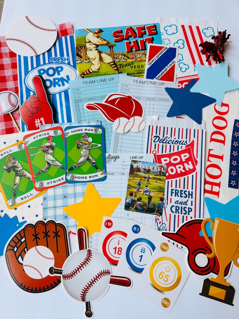 Op de afbeelding: Een verzameling honkbal-gerelateerde papieren artikelen, waaronder kaarten in vintage-stijl, popcornzakken, opstellingsformulieren, bingokaarten en uitgestanste vormen van honkballen, een handschoen, een rode pet, een trofee en sterren.