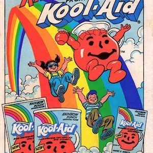 Puede incluir: Anuncio vintage de Kool-Aid con el personaje Kool-Aid Man, ni&ntilde;os y gr&aacute;ficos de arco&iacute;ris. El texto dice "Introducing Rainbow Punch from Kool-Aid". La imagen incluye el empaque del producto y el lema "It's a blend of six light fruity flavors in one refreshing punch".