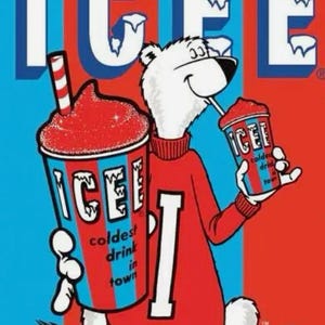 Puede incluir: Un oso polar de dibujos animados con un su&eacute;ter rojo con una "I" blanca y sosteniendo dos bebidas ICEE. La imagen tiene una combinaci&oacute;n de colores rojo, blanco y azul, con la palabra "ICEE" en la parte superior.