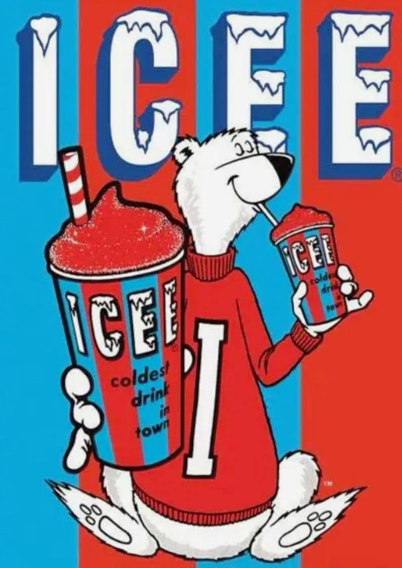 Puede incluir: Un oso polar de dibujos animados con un su&eacute;ter rojo con una "I" blanca y sosteniendo dos bebidas ICEE. La imagen tiene una combinaci&oacute;n de colores rojo, blanco y azul, con la palabra "ICEE" en la parte superior.