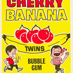 Puede incluir: Una etiqueta amarilla vintage para "Cherry Banana Twins Bubble Gum". La etiqueta presenta texto rojo e ilustraciones de cerezas, pl&aacute;tanos y ni&ntilde;os de dibujos animados. El texto "Printed in U.S.A." es visible.