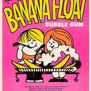Puede incluir: Paquete de chicle vintage con un fondo rosa brillante. El paquete presenta las palabras "BANANA FLOAT" en letras amarillas grandes. Se muestran dos personajes de dibujos animados disfrutando de un banana split. El paquete tambi&eacute;n incluye el texto "BUBBLE GUM".