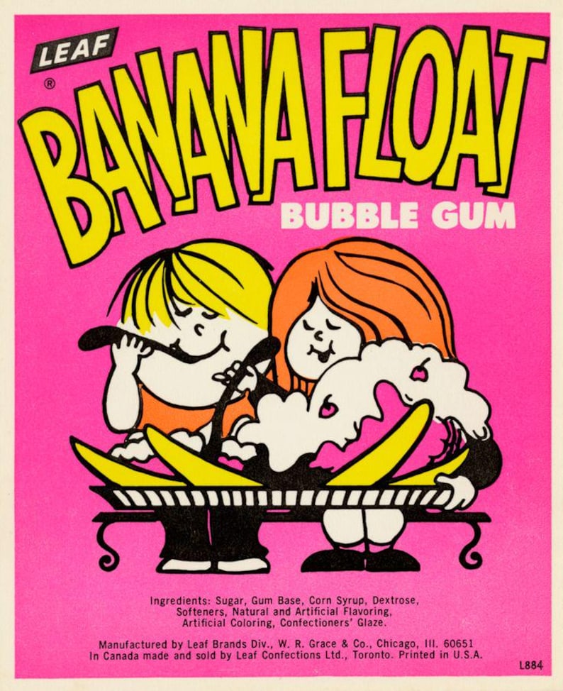 Puede incluir: Paquete de chicle vintage con un fondo rosa brillante. El paquete presenta las palabras "BANANA FLOAT" en letras amarillas grandes. Se muestran dos personajes de dibujos animados disfrutando de un banana split. El paquete tambi&eacute;n incluye el texto "BUBBLE GUM".
