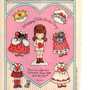 Może przedstawiać: Strona z papierową lalką na Walentynki w stylu vintage autorstwa Joan Walsh Anglund. Ilustracja przedstawia centralną lalkę trzymającą serce, otoczoną wyciętymi strojami i akcesoriami. Tekst zawiera "Happy Valentine's Day" i "Here is a Special Valentine Paper Doll...just for You!"