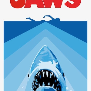 Puede incluir: Un p&oacute;ster con la palabra "JAWS" en rojo sobre una ilustraci&oacute;n azul y blanca. La ilustraci&oacute;n representa la boca abierta de un tibur&oacute;n que emerge del agua, con un nadador encima. El fondo tiene rayas degradadas azules.