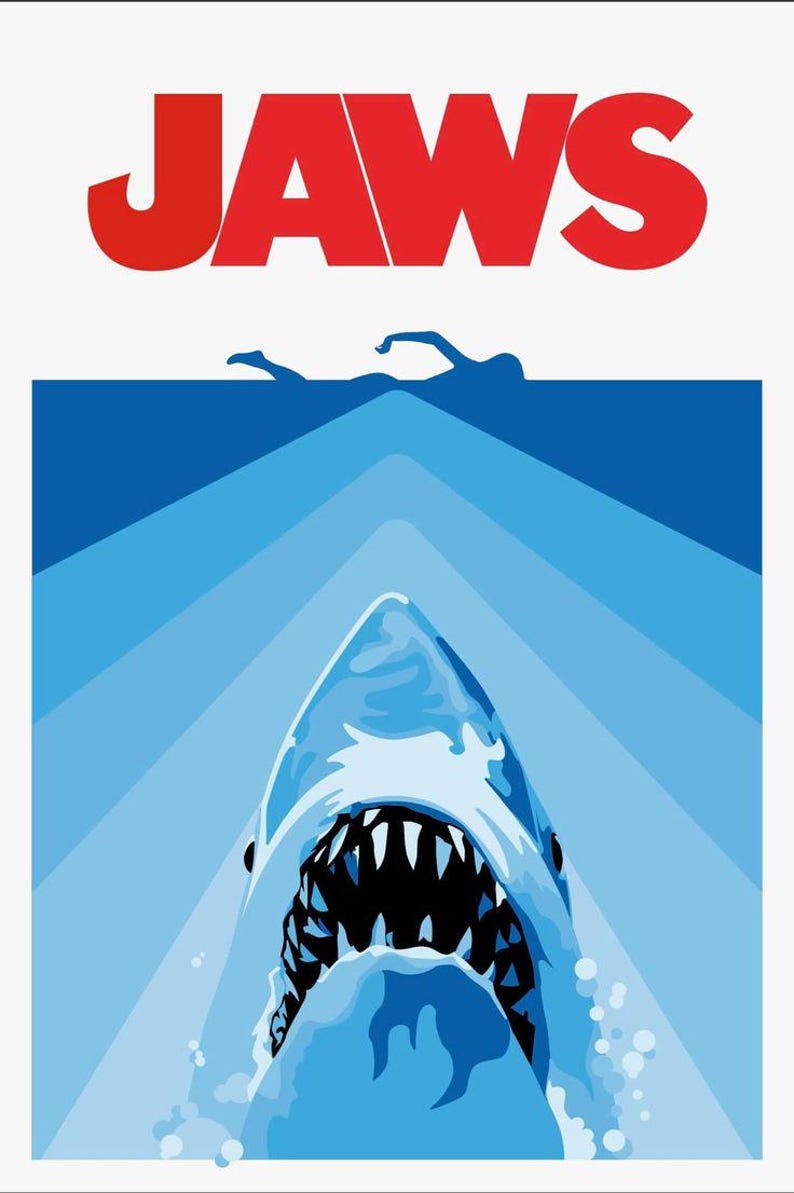 Puede incluir: Un p&oacute;ster con la palabra "JAWS" en rojo sobre una ilustraci&oacute;n azul y blanca. La ilustraci&oacute;n representa la boca abierta de un tibur&oacute;n que emerge del agua, con un nadador encima. El fondo tiene rayas degradadas azules.