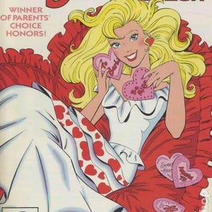 Może przedstawiać: Okładka komiksu Barbie Fashion w stylu vintage. Na okładce blondynka w białej sukience z czerwonymi akcentami w kształcie serca trzyma r&oacute;żowe karty w kształcie serca. Tytuł "Barbie Fashion" jest czerwony, z logo Marvel Comics w lewym g&oacute;rnym rogu.