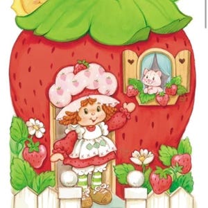 Puede incluir: Ilustraci&oacute;n caprichosa de una casa con forma de fresa con una ni&ntilde;a sonriente vestida con un atuendo de fresa de pie en la puerta. Un gato se asoma por una ventana. El sol sonr&iacute;e desde arriba. Fresas y flores decoran la escena.