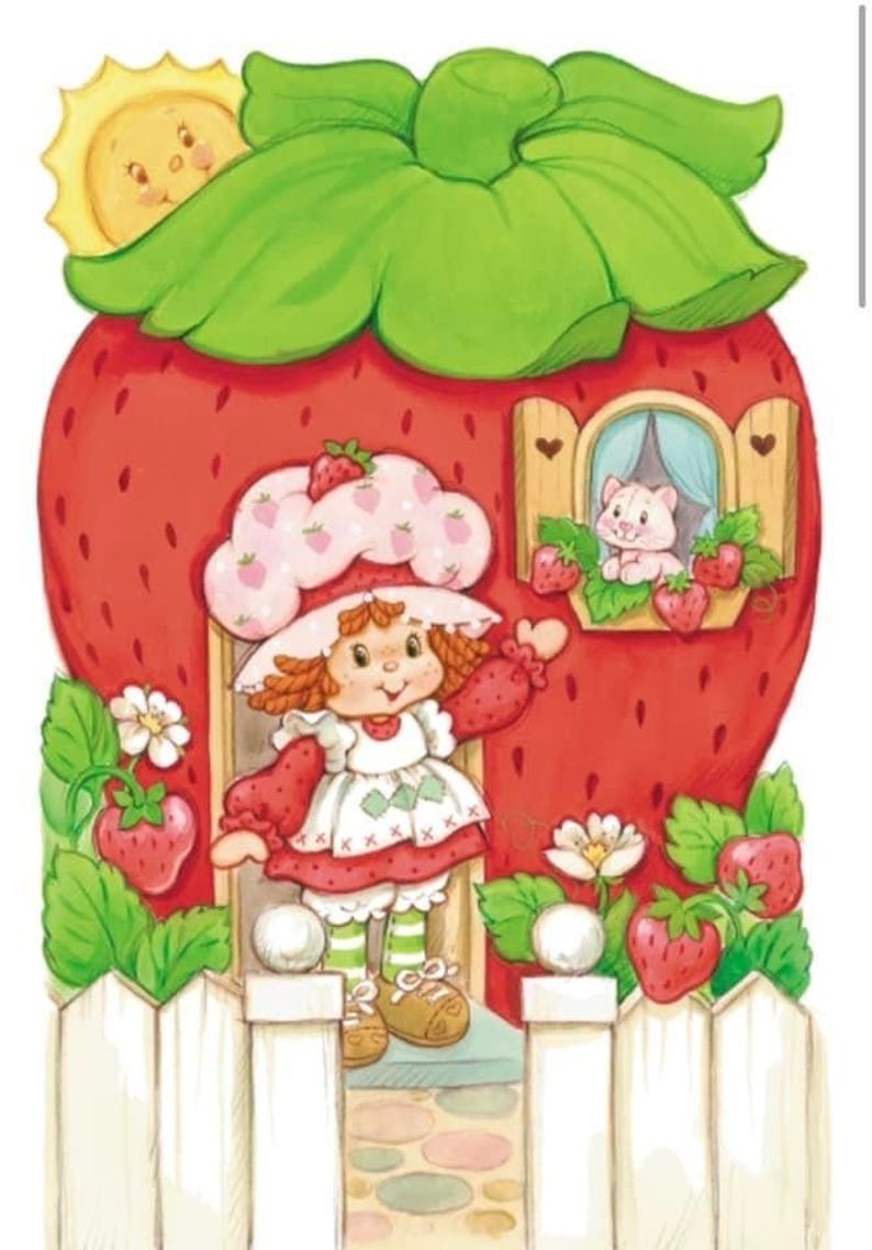 Puede incluir: Ilustraci&oacute;n caprichosa de una casa con forma de fresa con una ni&ntilde;a sonriente vestida con un atuendo de fresa de pie en la puerta. Un gato se asoma por una ventana. El sol sonr&iacute;e desde arriba. Fresas y flores decoran la escena.