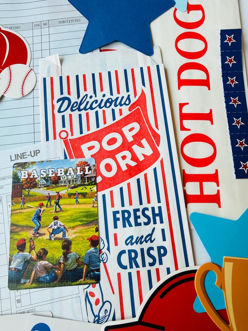 Op de afbeelding: Een verzameling papieren ephemera met een popcornzak met rode en blauwe strepen en de tekst Delicious POPCORN FRESH and CRISP, een honkbalspelkaart, een HOT DOG-bord, een blauwe steruitsparing en een honkbal-scoreformulier.
