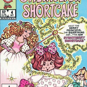 Może przedstawiać: Vintage okładka komiksu z tytułem "Strawberry Shortcake" w kolorze r&oacute;żowym. Obraz przedstawia postacie z kresk&oacute;wek, w tym Strawberry Shortcake i inne postacie o tematyce jagodowej, na niebieskim tle. Widoczne jest r&oacute;wnież logo Marvel Comics.