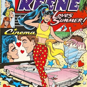 Puede incluir: Portada de c&oacute;mic con el t&iacute;tulo "Katy Keene Loves Summer!". Katy, con un top amarillo y pantalones de lunares rojos, es la protagonista. Tambi&eacute;n se muestra un coche descapotable rosa, un helado y una escena de playa.