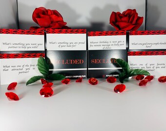 Puede incluir: Un juego de cartas negras y rojas con texto blanco. Las cartas son parte de un juego llamado "Secluded" e "Included" para parejas adultas. Las cartas están sobre una superficie blanca con gemas rojas esparcidas a su alrededor.