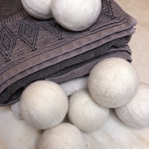 Reusable wool drying balls