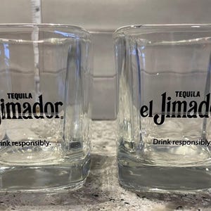 Peut inclure: Deux verres à shot en verre transparent avec le texte "Tequila el Jimador. Buvez avec modération." imprimé sur le devant.