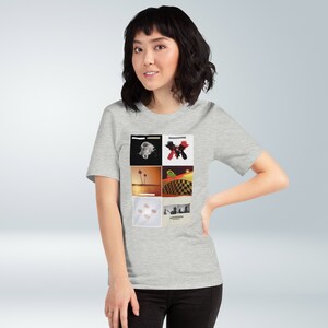 Puede incluir: Una camiseta gris con un collage de seis portadas de &aacute;lbum. Las portadas de los &aacute;lbumes presentan una variedad de im&aacute;genes, incluyendo una persona con un traje espacial, un dise&ntilde;o abstracto rojo y negro, una puesta de sol con palmeras, un patr&oacute;n a cuadros, un fondo blanco con cuatro puntos rojos y una imagen en blanco y negro de una persona.