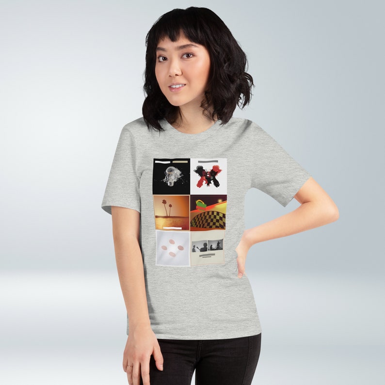 Puede incluir: Una camiseta gris con un collage de seis portadas de &aacute;lbum. Las portadas de los &aacute;lbumes presentan una variedad de im&aacute;genes, incluyendo una persona con un traje espacial, un dise&ntilde;o abstracto rojo y negro, una puesta de sol con palmeras, un patr&oacute;n a cuadros, un fondo blanco con cuatro puntos rojos y una imagen en blanco y negro de una persona.