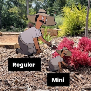 Puede incluir: Dos estacas de jard&iacute;n planas con un personaje de dibujos animados con bigote, sombrero de ala ancha, camiseta blanca y pantalones grises, arrodillado mientras trabaja en el jard&iacute;n. La estaca grande dice Regular y la peque&ntilde;a dice Mini.