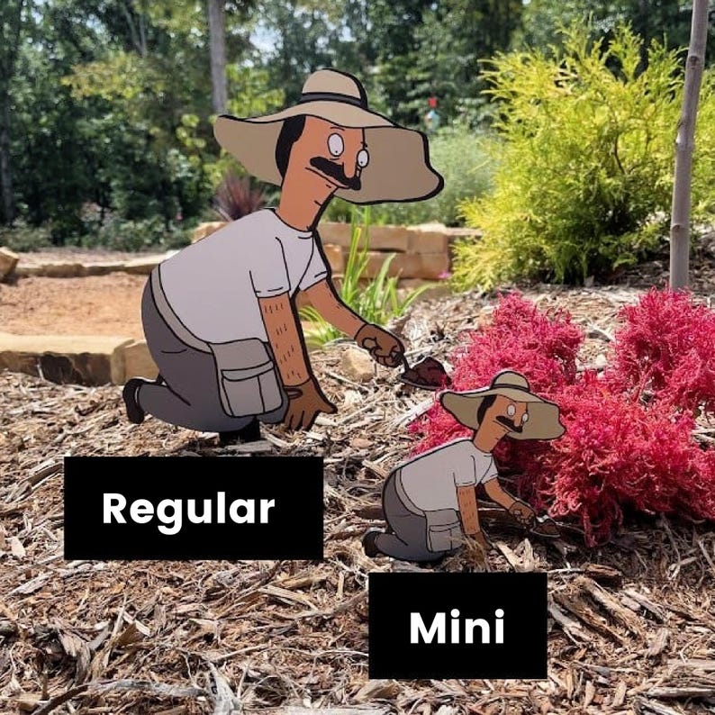 Puede incluir: Dos estacas de jard&iacute;n planas con un personaje de dibujos animados con bigote, sombrero de ala ancha, camiseta blanca y pantalones grises, arrodillado mientras trabaja en el jard&iacute;n. La estaca grande dice Regular y la peque&ntilde;a dice Mini.