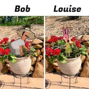 Puede incluir: Dos im&aacute;genes lado a lado de macetas beige sobre soportes de metal negro, cada una con geranios rojos. La imagen de la izquierda muestra a un personaje de dibujos animados etiquetado como Bob, y la derecha a Louise usando unas tijeras.