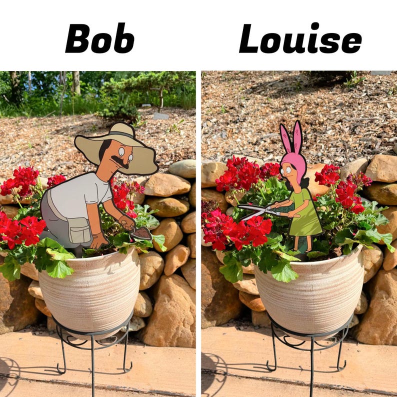 Puede incluir: Dos im&aacute;genes lado a lado de macetas beige sobre soportes de metal negro, cada una con geranios rojos. La imagen de la izquierda muestra a un personaje de dibujos animados etiquetado como Bob, y la derecha a Louise usando unas tijeras.