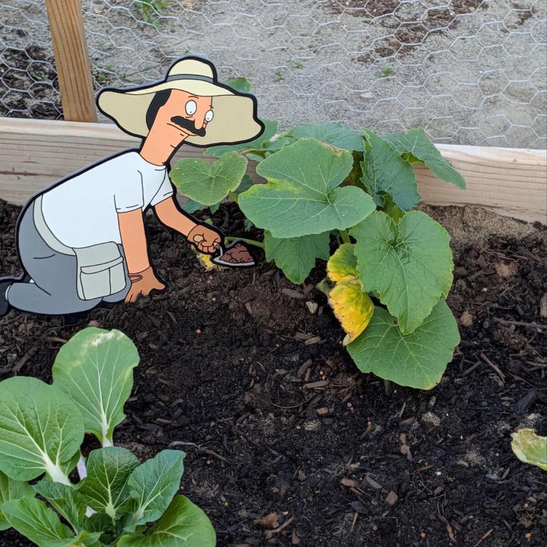 Puede incluir: Un recorte plano de estilo caricatura de un personaje con sombrero beige de ala ancha, camisa blanca y pantalones grises, arrodillado en tierra oscura. El personaje sostiene una peque&ntilde;a paleta cerca de una planta verde con bordes amarillos.