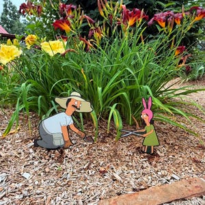 Estaca de jardín de metal ACM con diseño de personaje de dibujos animados, ideal para decoración de jardín y exteriores. Regalo de cumpleaños de Bob's Burgers. Adorno para césped resistente a la intemperie. Ideal para patios. imagen 16