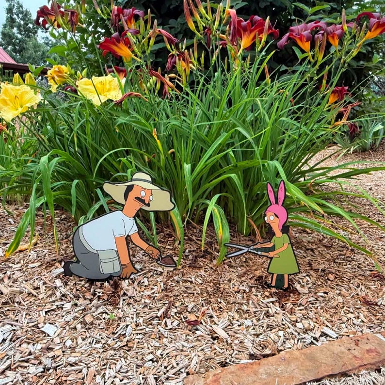 Estaca de jardín de metal ACM con diseño de personaje de dibujos animados, ideal para decoración de jardín y exteriores. Regalo de cumpleaños de Bob's Burgers. Adorno para césped resistente a la intemperie. Ideal para patios. imagen 16