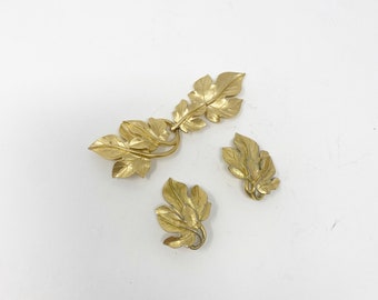 745 Trifari Kunio Matsumoto Rare Gold Grape leaves Earrings and Brooch jewelry set