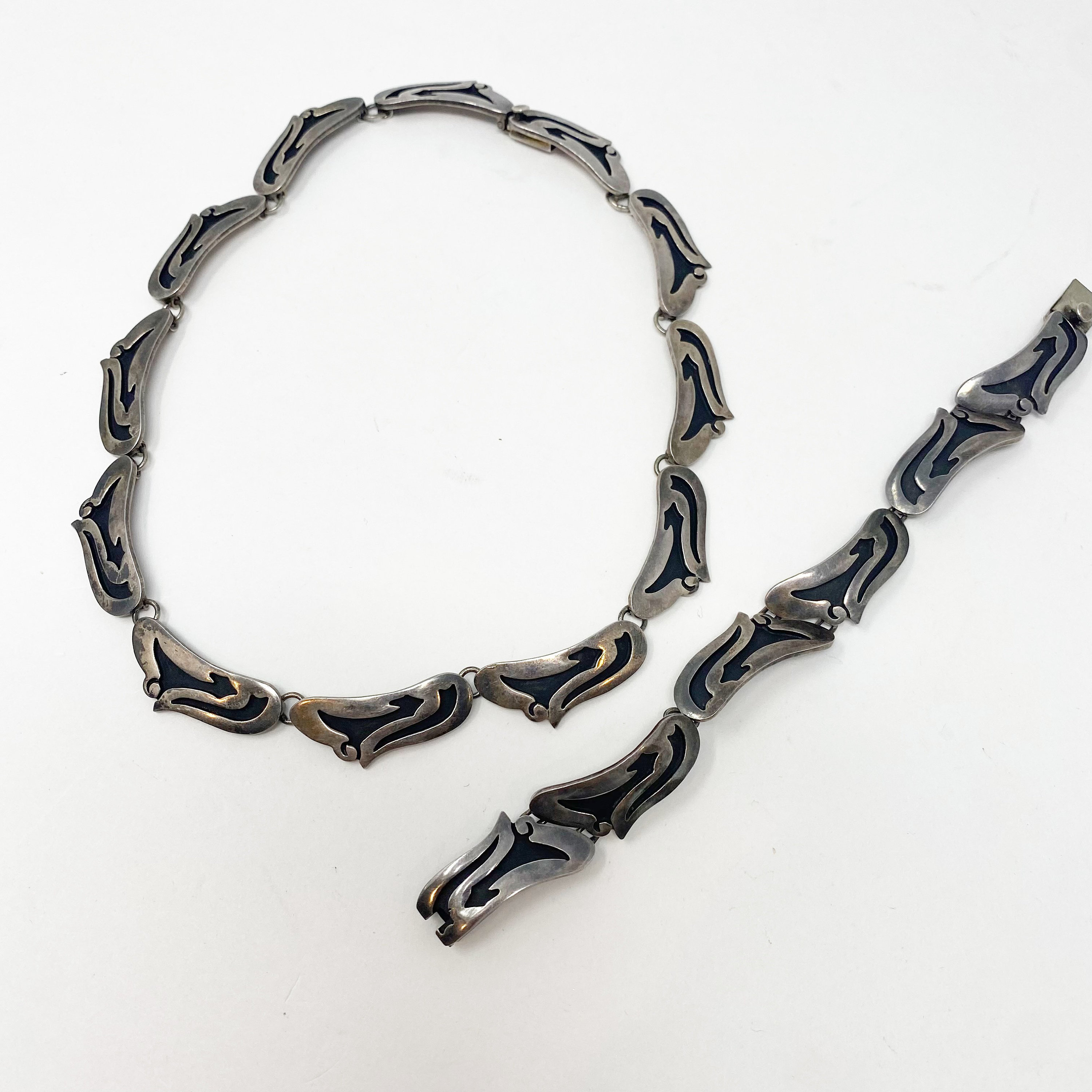 581 Vintage Taxco Mexico 950 Silver and Black Modernist Link