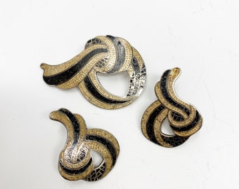 107 Vintage Margot de Taxco 5733 elegant knot enamel pin brooch and earrings black stripe knot bow jewelry set