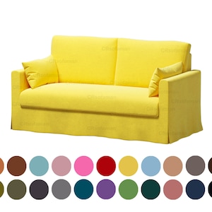 Puede incluir: Un sofá amarillo brillante con dos almohadas. El sofá tiene un diseño sencillo y está hecho de una tela suave y cómoda.