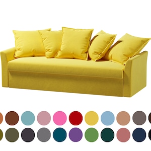 Puede incluir: Un sofá amarillo con cuatro almohadas. El sofá tiene un respaldo capitoné y una cama extraíble.