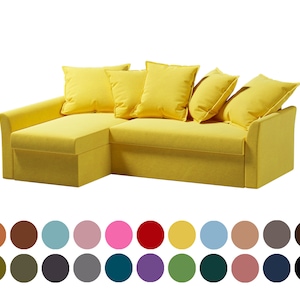Puede incluir: Un sofá de esquina amarillo con cuatro almohadas. El sofá tiene una chaise longue a la izquierda y un cojín de respaldo a la derecha.