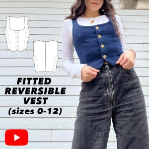 Könnte beinhalten: Eine dunkelblaue, wendbare Weste mit goldenen Knöpfen, getragen über einem weißen Langarmshirt und schwarzen Jeans. Das Bild enthält eine Zeichnung der Weste und den Text "FITTED REVERSIBLE VEST (sizes 0-12)".