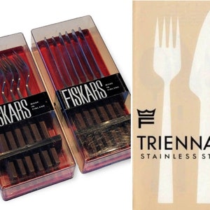 Op de afbeelding: Twee rode en transparante plastic dozen met sets van zilveren vorken en messen. De dozen hebben de tekst "Fiskars" en "Made in Finland" erop gedrukt. De dozen staan op een lichtbruin oppervlak. De afbeelding toont ook een wit silhouet van een vork en een mes op een lichtbruine achtergrond met de tekst "Triennale RVS" eronder.